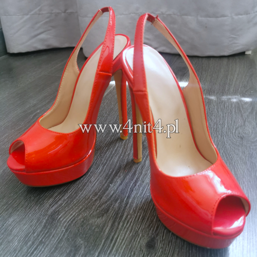 Przechodzone, czerwone szpilki